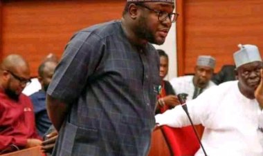 Ɗan Majalisar Tarayya Ya Baiwa Sarkin Zuru Kyautar  Dalleliyar Mota