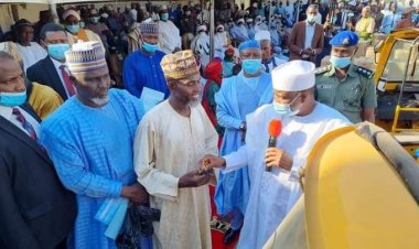 Shugaban APC Shi ne Ya Cuci Ɗiyansa Ba Ni Ba-----Tambuwal