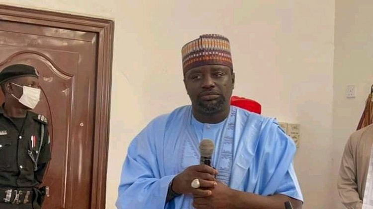 Shugaban Karamar Hukumar Mulkin Zuru Ya Tallafawa 'Yan Gudun Hijira Da Kayan Abinci