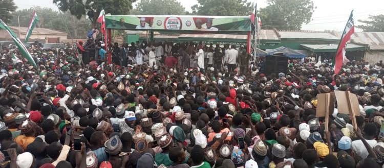 Jigawa experiences mammoth crowd; 2 people fainted as PDP present flags to candidates