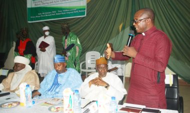 Pastor shared bags of grains to Muslim and Christian journalists in Kaduna