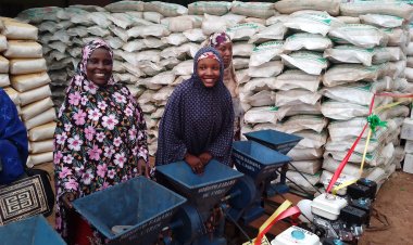 Yunwa: Fusatattun Mutane Sun Kwashi Abinci a Rumbun Gwamnati