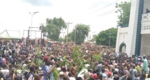 Obi yana jagorancin masu zanga-zanga zuwa Majalisar Ƙasa kan yada sakamakon zaɓe kai tsaye