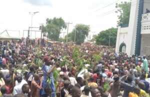 Obi yana jagorancin masu zanga-zanga zuwa Majalisar Ƙasa kan yada sakamakon zaɓe kai tsaye